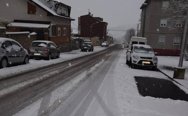 Calle de Guardo nevada este sábado.