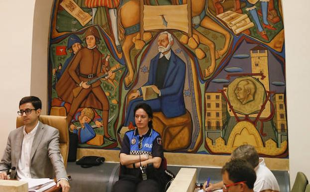 Pintura del salón de plenos, con la imagen de Franco a la derecha./Laya