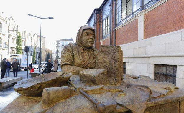La escultura que recuerda a las turroneras de La Alberca, junto al Mercado Central. /Laya