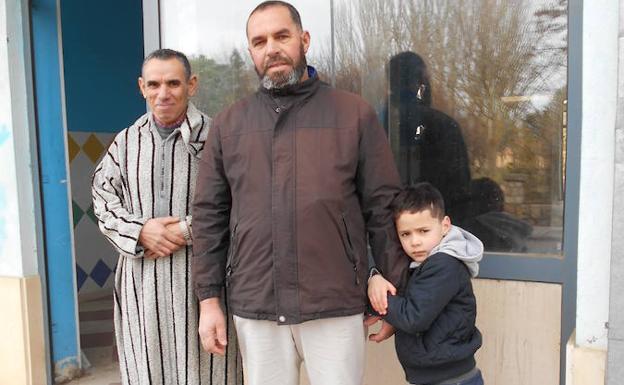 Abderramane Vacini, Abderrahim Chokrallah y su hijo, junto a la puerta del local que acogerá la mezquita./Miguel García Marbán