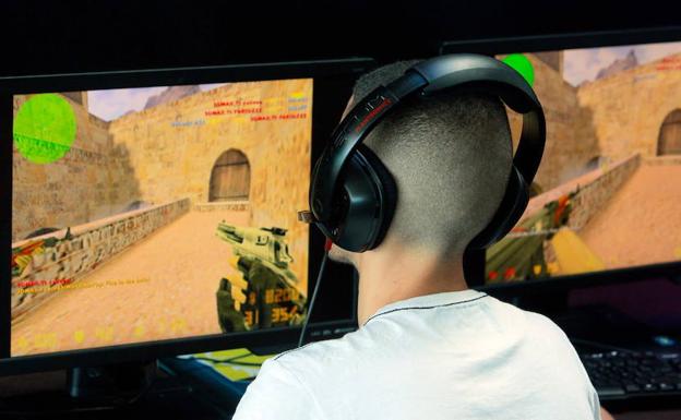 Un joven juega en el 'Dreamhack Valencia', el mayor festival de 'e-sports'./