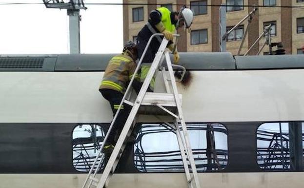 El personal técnico trata de arreglar el problema./@BOMBEROSVLL