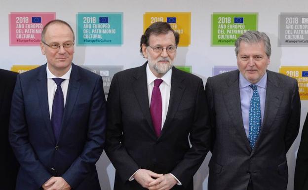 Mariano Rajoy, entre Tibor Navracsisc y el ministro Méndez de Vigo./Almudena Álvarez-Efe