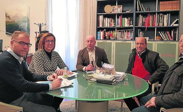 Reunión en la Diputación con el alcalde de Villanueva del Rebollar./El Norte