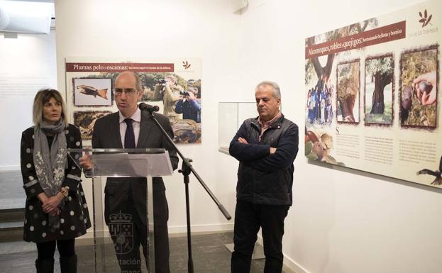 Presentación. El presidente de la Diputación, Javier Iglesias, presentó la exposición ‘Vive la Dehesa’, que se podrá visitar hasta el próximo 1 de abril. /ICAL