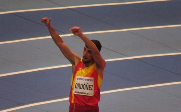 Ordóñez lcelebra su medalla de plata/