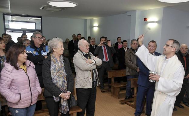 El párroco de Cuéllar, Emilio Calvo, bendice las instalaciones en la capilla del crematorio. /M. Rico