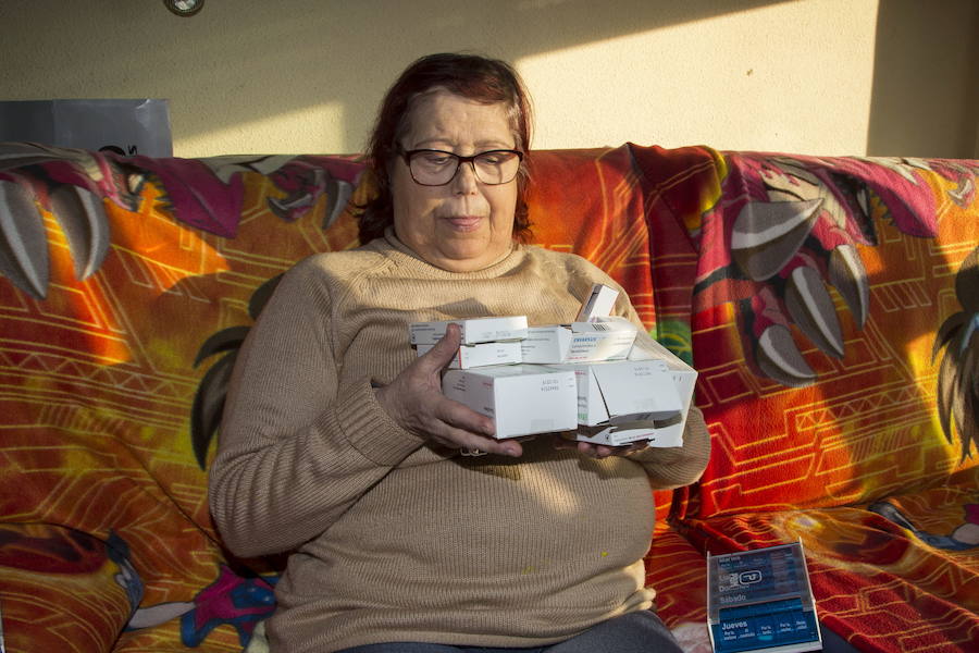 Teresa Cantalapiedra posa en su casa con algunos de los medicamentos que toma a diario. /A. Mingueza
