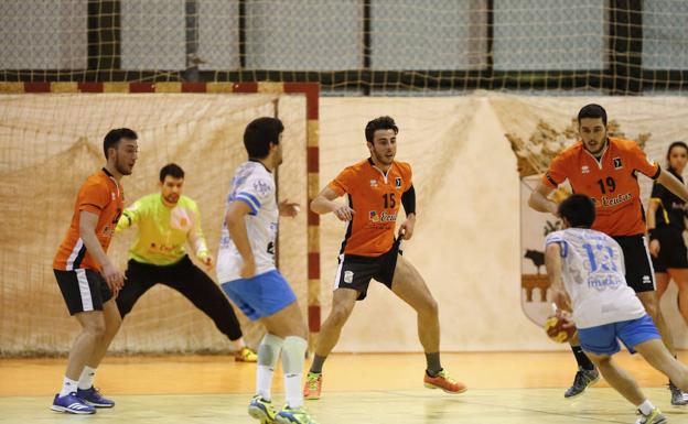 Acción defensiva del Ecubús BM Ciudad de Salamanca ante el Avilesina./MANUEL LAYA