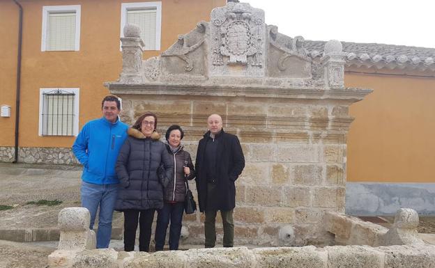 La presidenta de la Diputación, a la izquierda, durante la visita a la fuente. /El Norte