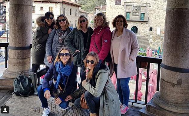 Paula Echevarría con sus amigas de fin de semana en Potes. /Instagram