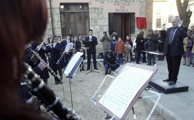El director López Cobos dirige a la banda de Toro durante la inauguración de la Escuela de Música en 2005. /Ical