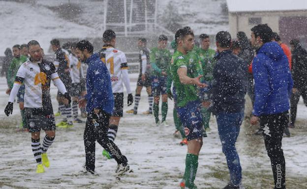 Imagen del 7 de enero cuando se decretó la suspensión del Unionistas-Astorga por la nevada en el minuto 24 del partido./ANTORAZ