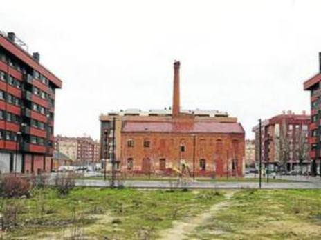 Alcoholera y terreno que pasará al Ayuntamiento. /Antonio Quintero