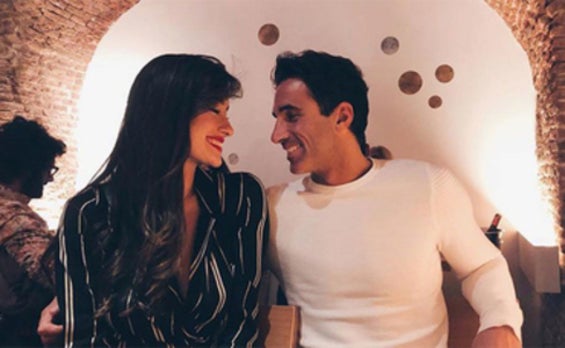 Adara y Hugo se miran, con cara de enamorados, en una cena romántica. /Instagram