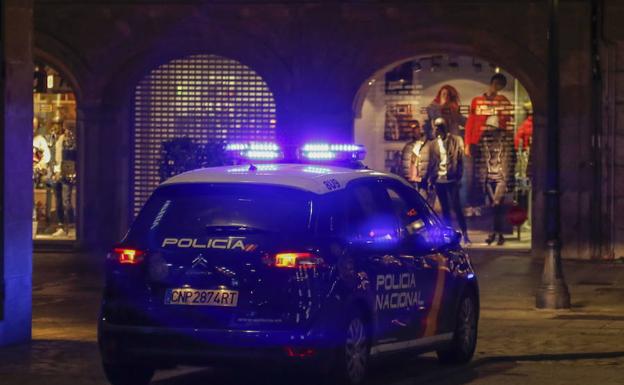 Un vehículo policial en el centro de la ciudad./WORD