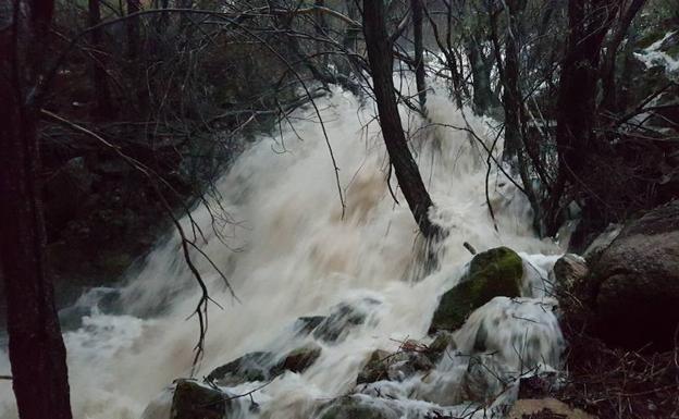 Las lluvias y el deshielo del pasado temporal dejan estas imágenes en Sotillo de la Adrada.