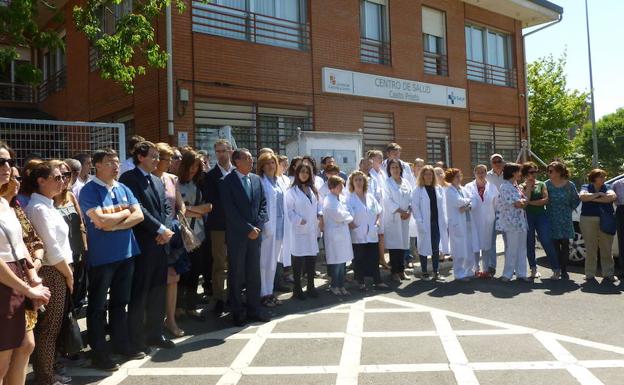 Concentración a las puertas del centro de salud de San José, a finales de mayo de 2017 tras producirse la agresión a uno de sus facultativos. /WORD