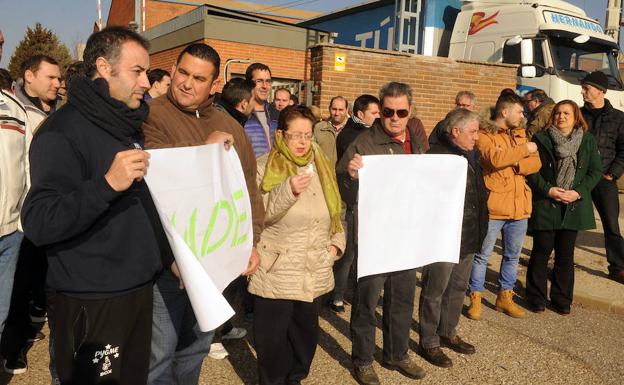 Los empleados de la empresa Made, cuyo futuro es aún incierto, durante el paro de una hora que realizaron a la puerta de la fábrica el pasado mes de febrero./Fran Jiménez