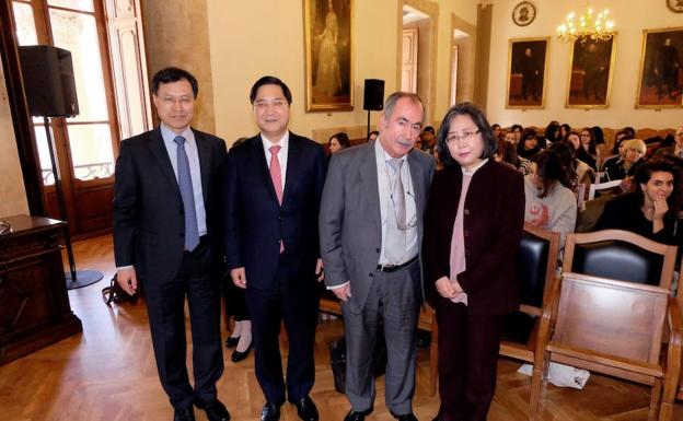 El embajador coreano, acompañado por el decanoVicente González y la profesora Hye Jeoung Kim./EFE