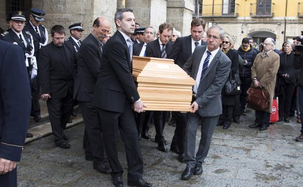 Instante en el que el cuerpo de López Cobos llega a la Colegiata de Santa María de Toro. /Mariam A. Montesinos