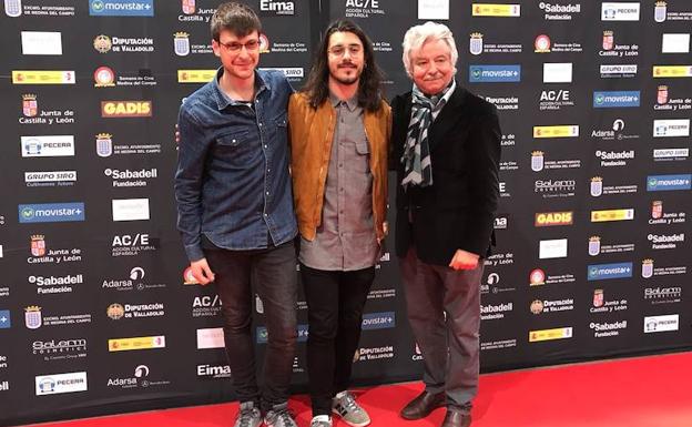 Los ganadores del Roel de Oro 2018 posan junto a Emiliano Allende, director del festival. /P. G.