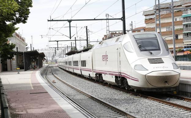 Tren estacionado en Palencia con destino a Santander. /A. Quintero