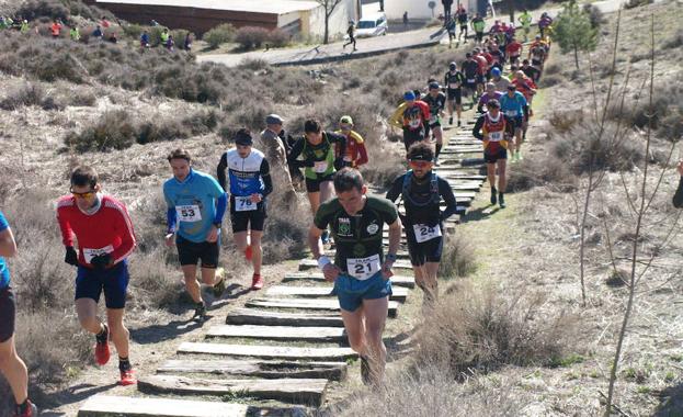 - Participantes en las carreras de 22 y 11 kilómetros de la V Trail Castillo de Íscar ascendiendo por una de las laderas donde se asienta la fortaleza/C. Catalina