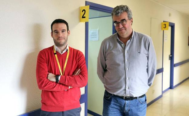 Los neurólogos David García (I) y Ángel Guerrero, autores de un estudio sobre las cefaleas asociadas a la resaca en los pasillos de su consulta en el Hospital Clínico Rondilla./ICAL