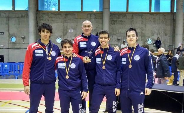 Equipo de espada júnior, junto a Moncho Alarcia, que se hizo con el bronce/
