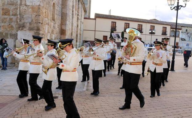 Una de las agrupaciones que participó en el desfile de Dueñas./Luis A. Curiel