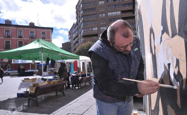 El artista urbano Jorge Consuegra decoró, junto a Javier Kaos, una fachada de la plaza consumida por los andamios que continúan sin retirarse.