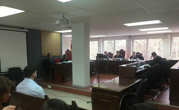 El acusado, a la izquierda, durante la vista oral en la Audiencia. /El Norte
