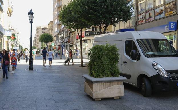 Maceteros en las calles peatonales para obstaculizar el tráfico rodado./LAYA