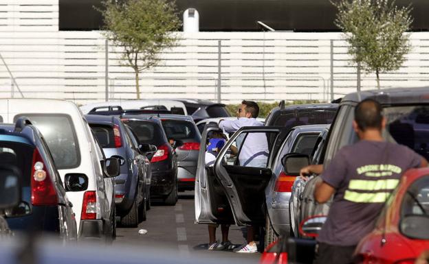 Coches esperando a entrar en Gibraltar. Archivo./EFE