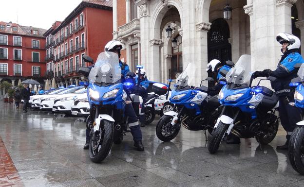 Presentación de seis nuevas patrullas y diecinueve motocicletas que permitirán renovar la flota de la Policía Local de Valladolid./J. SANZ