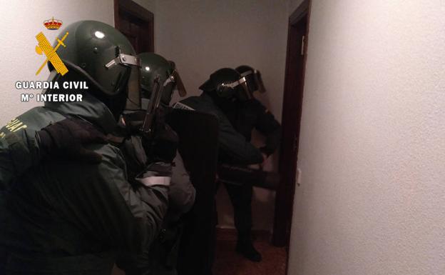 Agentes de la Guardia Civil entran en uno de los domicilios registrados./WORD