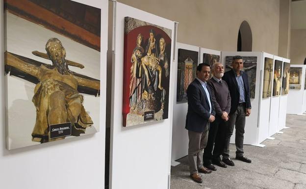 Javier García, Antonio Cea y Julián Barrera, en la muestra fotográfica de La Salina. /M.J. GUTIÉRREZ