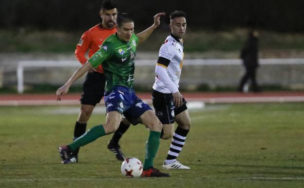 Arroyo persigue a Diego del Castillo en el partido ante el Astorga. /MANUEL LAYA