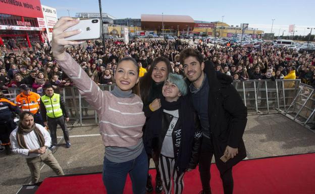 Firma de discos de algunos concursantes de OT en Valladolid./Alberto Mingueza.