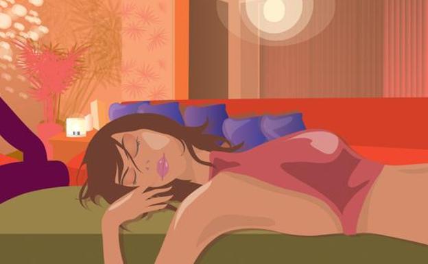 Mujer tumbada./