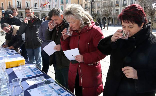 Varios participantes, entre ellos Clara Luquero, en la cata de agua en la Plaza Mayor. /Antonio de Torre