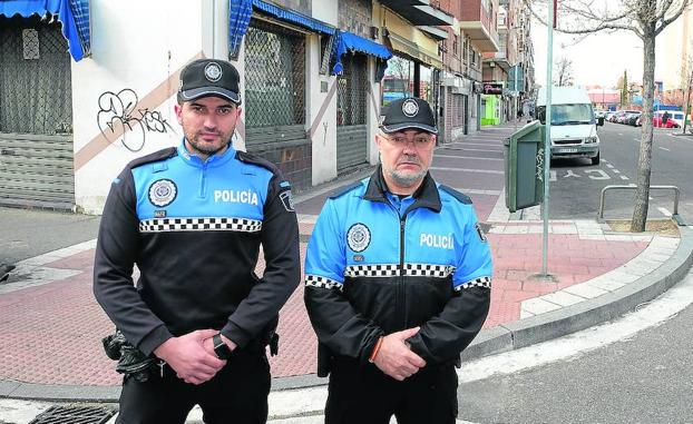 Los policías locales Javier y José, ayer por la tarde en la calle Embajadores de Delicias./G. V.