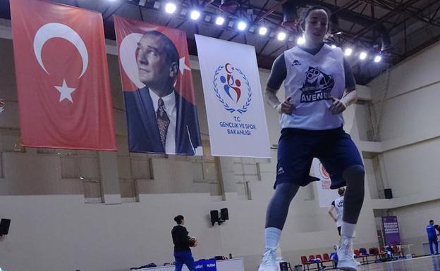 Silvia Domínguez se ejercita ayer en el pabellón del Galatasaray en Estambul. /CB AVENIDA