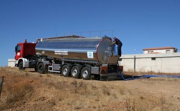 Un camión cisterna de la Diputación para el suministro de agua. /DIPUTACIÓN