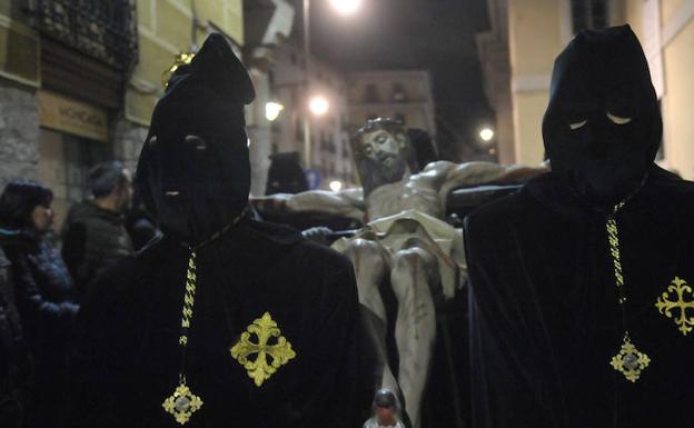 El Crucificado recorre la calle San Lorenzo. /Rodrigo Jiménez
