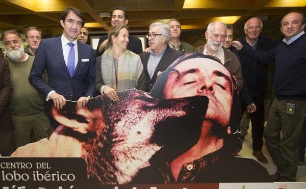 El consejero de Fomento y Medio Ambiente, Juan Carlos Suárez-Quiñones, y la hija de Felix Rodríguez de la Fuente, Odile, participan en el acto de homenaje a Félix Rodríguez de la Fuente, que ha organizado la Consejería con motivo del nonagésimo aniversario de su nacimiento. /J. L. Leal