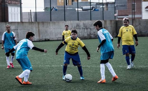 Con el balón, Santi Torres, jugador tinerfeño con parálisis cerebral que participará en el 'All Star' de la Íscarcup./El Norte