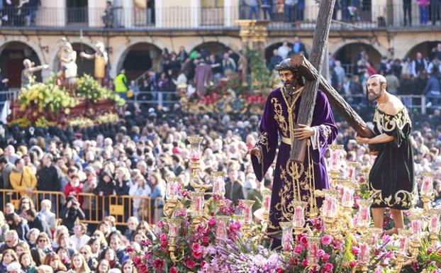 La Cofradía del Dulce Nombre de Jesús Nazareno protagoniza la procesión de Los Pasos con el acto central del Encuentro en la plaza Mayor de León.
