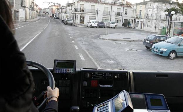 Un autobús llega a la parada de un pueblo. /Gabriel Villamil